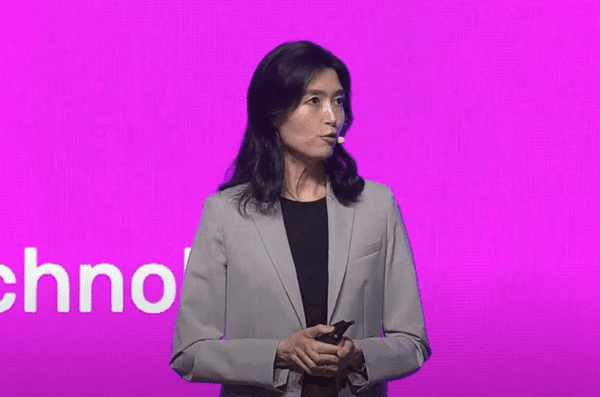 이프카카오25 첫날 행사 사회를 맡은 정신아 카카오 대표  사진=카카오 유튜브