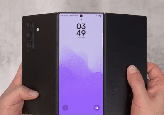 갤럭시 Z 트라이폴드로 추정되는 유출 사진.