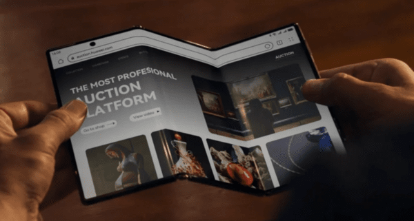 삼성의 두 번 접는 디스플레이를 적용한 트라이폴드폰.  사진=삼성디스플레이