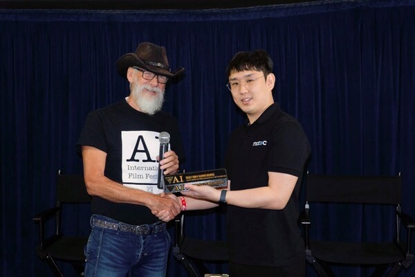 Director Dongha Oh, who won four awards at the AI International Film Festival in Hollywood, is receiving his trophy. Photo = AI INTERNATIONAL FILM FESTIVAL