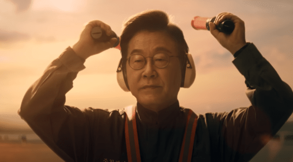 항공기 유도원으로 출연한 이재명 대통령.  이미지=이재명 유튜브 캡처