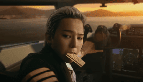 항공기를 빼달라는 요청에 주차권을 입에 물고 후진을 하는 GD.  이미지=이재명 유튜브 캡처