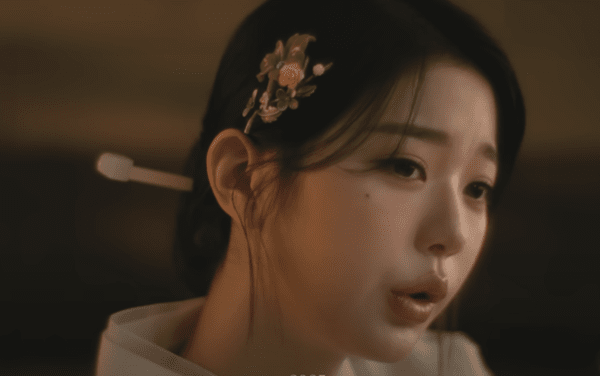 주차된 비행기를 빼달라고 요청하는 아이브 장원영. 이미지=이재명 유튜브 캡처