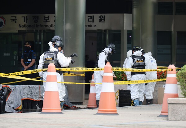 국정자원 배터리 살피는 감식반.  사진=연합뉴스