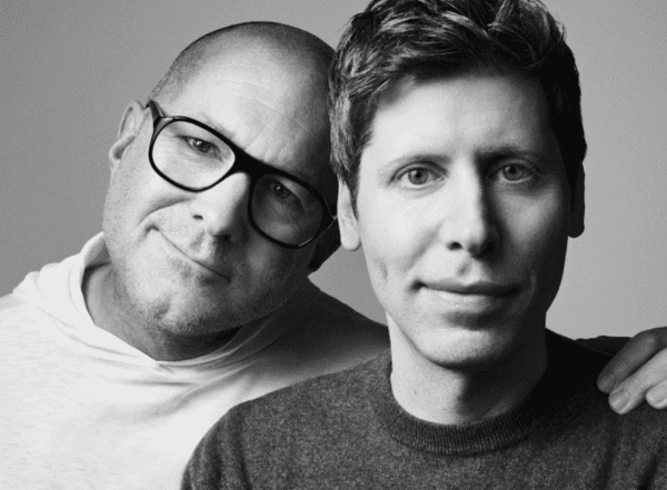 조니 아이브 전 애플 수석 디자이너와 샘 알트먼 오픈AI 최고경영자.  사진=오픈AI