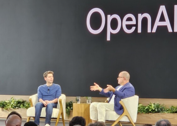 샘 알트먼과 조니 아이브가 오픈AI 데브데이 2025에서 대담을 진행하고 있다.  사진=오픈AI 유튜브 캡처