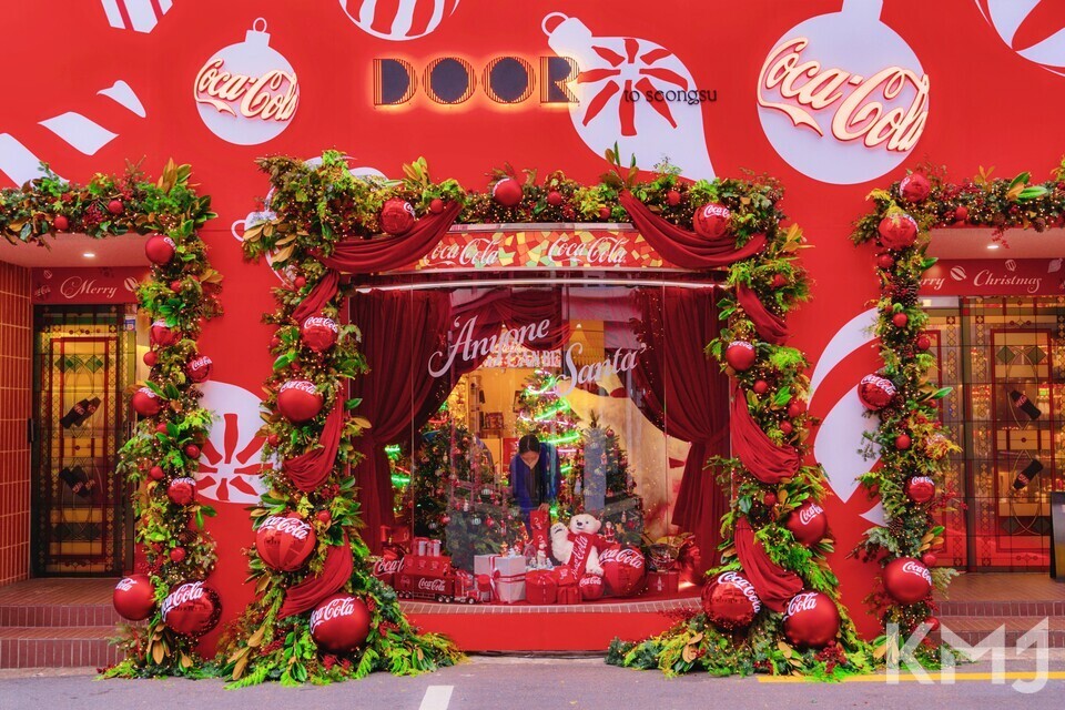 출처 : 마초의사춘기 | '도어 투 성수' 코카콜라 팝업스토어