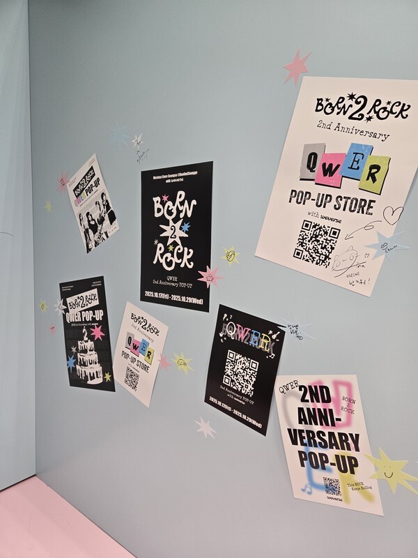 QWER、デビュー2周年ポップアップストア「Born 2 Rock」で描いたファン