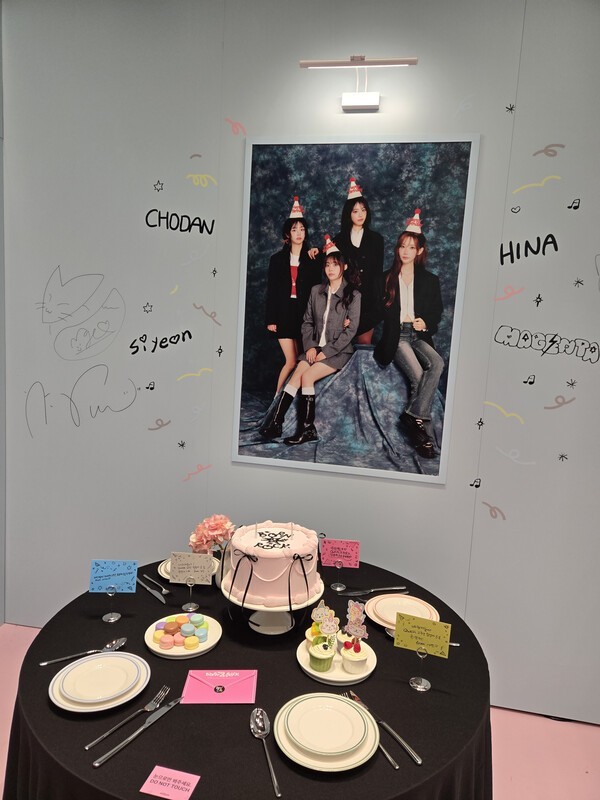 QWER、デビュー2周年ポップアップストア「Born 2 Rock」で描いたファン