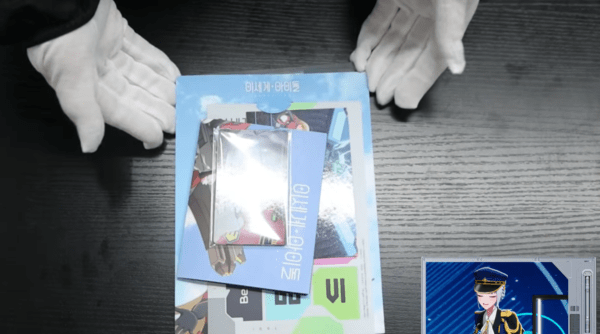 굿즈에 대해 직접 설명하는 모습. 