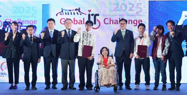 LG전자는 APEC 부대행사로 개최한 '글로벌 장애 청소년 IT 챌린지'(GITC) 본선 대회 시상식을 10월31일 진행했다. 이번 행사는 글로벌 장애 청소년들이 IT 경쟁력을 갖춘 미래 인재로 성장할 수 있도록 지원하기 위해 마련됐다. LG전자 HS사업본부장 류재철 사장(왼쪽에서 세번째), 우원식 국회의장(오론쪽에서 네번째)이 GITC 시상식에서 참가자들과 함께 기념촬영을 하고 있다 / 사진제공=LG전자