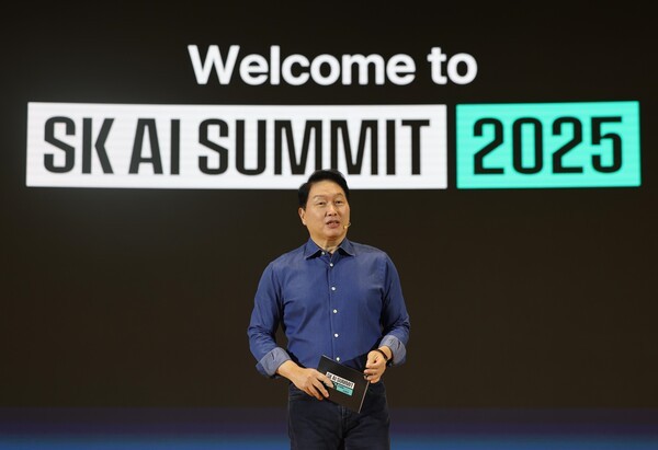 최태원 SK그룹 회장이 3일 서울 강남구 코엑스 오디토리움에서 열린 'SK AI 서밋 2025' 키노트 세션에서 'AI Now & Next'를 주제로 기조연설을 하고 있다.  사진=연합뉴스