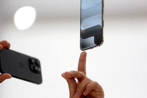 애플은 당분간 구글의 AI 모델을 적용한다고 밝혔다. 사진=로이터, 연합뉴스