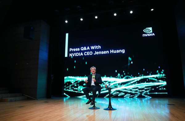 지난 APEC에서 기자 간담회 중인 젠슨 황 엔비디아 CEO. 사진=연합뉴스