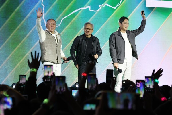 NVIDIA CEO Jensen Huang, Samsung Electronics Chairman Lee Jae-yong, and Hyundai Motor Group Chairman Chung Eui-sun greet the audience on stage at the 25th Anniversary Celebration of NVIDIA’s GeForce GPU, held at COEX in Seoul on October 30. (Photo: Yonhap News)