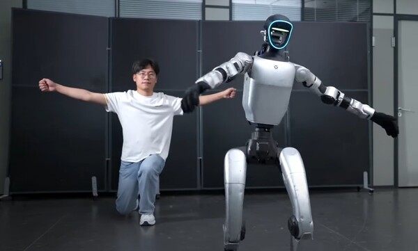 CCTV announced that AgiBot is the world’s first robot to apply “Embedded Intelligence Reinforcement Learning” technology to a real-world machine. (Photo: XRoboHub YouTube)