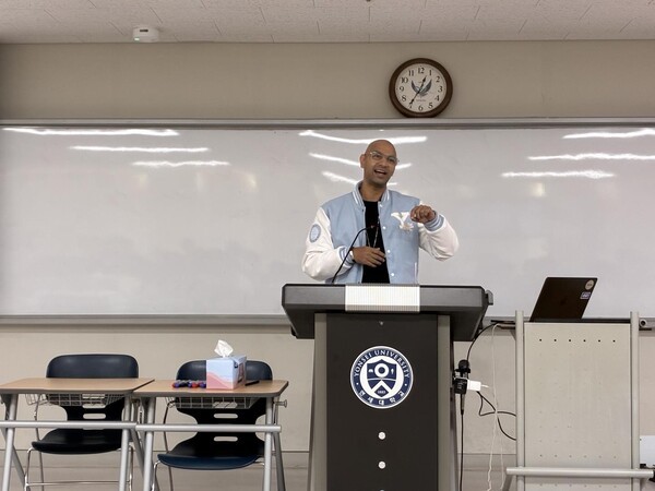연세대 세미나에에서 강연 중인 딥스 디 실바 오픈AI 교육 담당 디렉터. 사진=오픈AI 제공