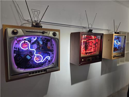 백남준의 '네온 TV' 연작 시리즈. 사진=연합뉴스