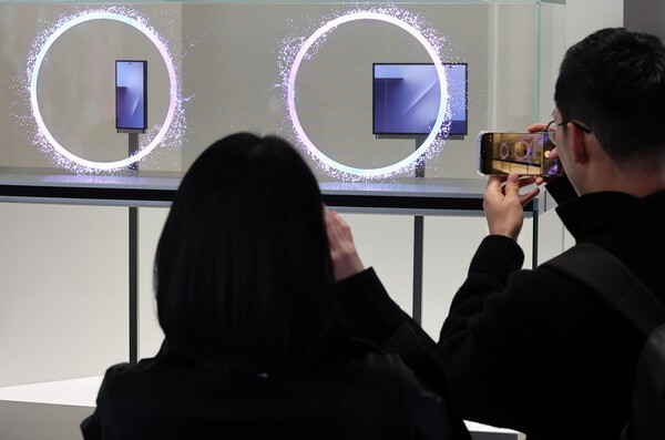 Visitors photograph the Samsung Galaxy Z Tri-Fold. Photo = Yonhap News