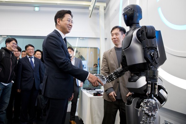 배경훈 과학기술부총리가 13일 서울 성북구 한국과학기술연구원(KIST)을 방문해 첫 실물이 공개된 휴머노이드 ‘케이팩스(KAPEX)’와 악수하고 있다. 사진 제공=과학기술정보통신부