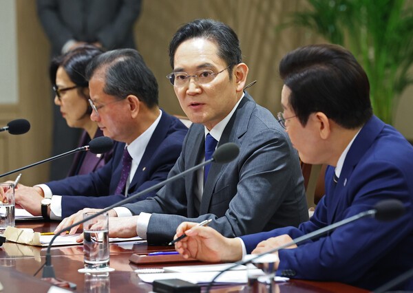 이재용 삼성전자 회장이 16일 용산 대통령실에서 열린 한미 관세협상 후속 민관 합동회의에서 발언하고 있다.  사진=연합뉴스