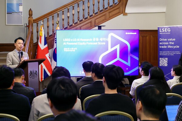 AI 기반 주식 예측 스코어(AEFS)를 소개하는 이화영 LG AI 연구원 AI 사업개발부문장. 사진=LG AI 연구원