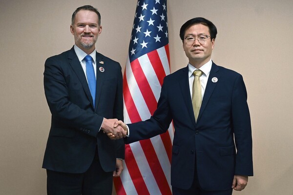 여한구 통상교섭본부장과 그리어 미국무역대표. 사진=산업통상자원부 제공, 연합뉴스