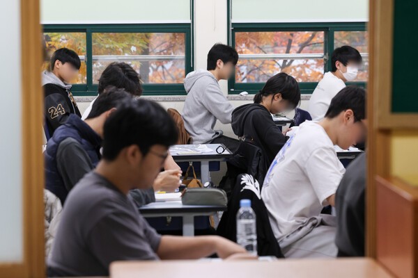 2026학년도 대학수학능력시험일인 13일 서울 종로구 경복고등학교에 마련된 고사장에서 수험생들이 시험 시작을 준비하고 있다.   사진=연합뉴스