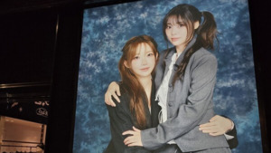 QWER、デビュー2周年ポップアップストア「Born 2 Rock」で描いたファンダムの軌跡